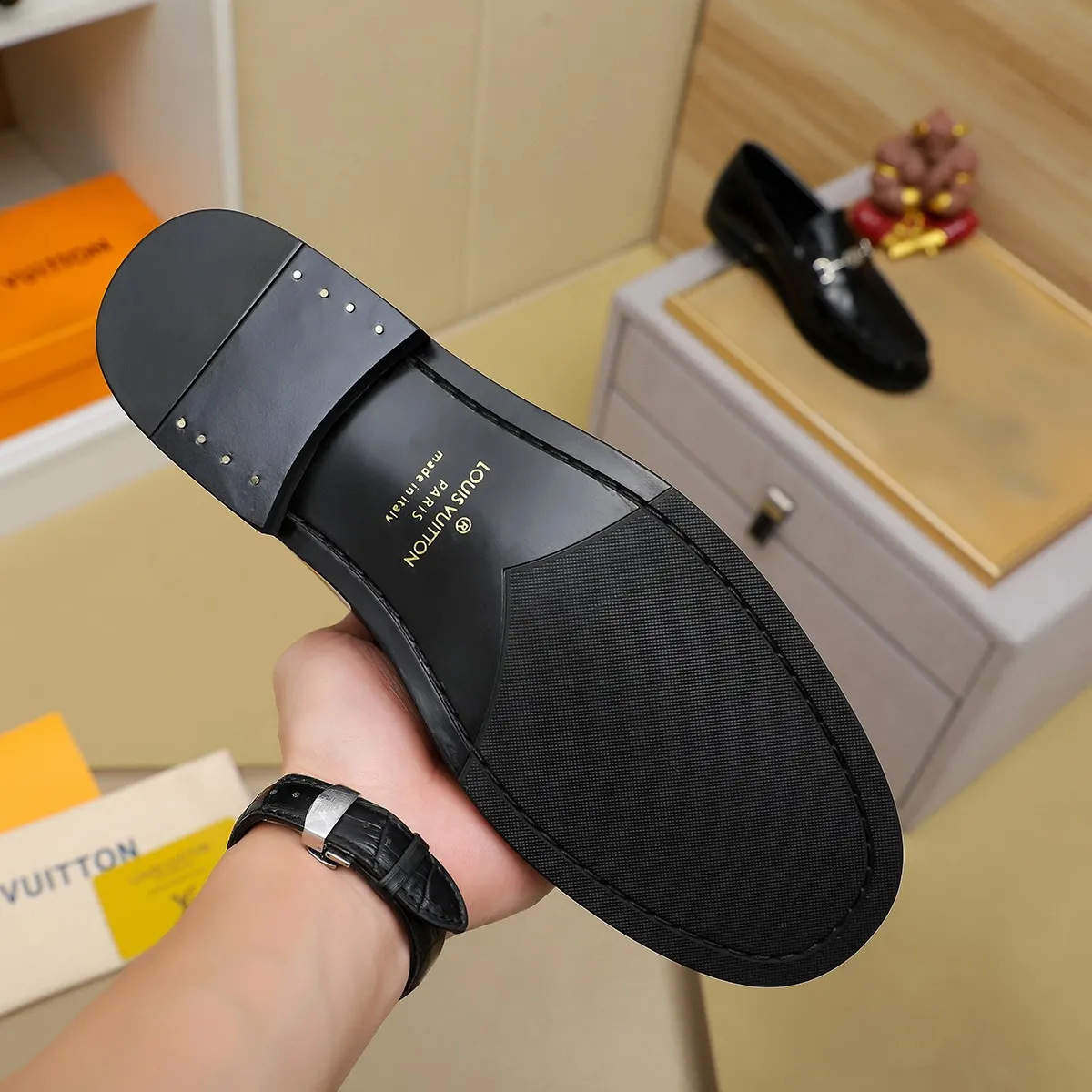 Men's shoes 460 💰 Louis Vuitton LV ® 🆕 model 🔛 full shoe counter, first layer cowhide, 🐂leather lining casual shoes for men, super soft outsole, a must-have for driving. Synchronized with the counter, original first layer cowhide, completely 1:1 mold customization 🌹 top version, color optional! Number: 38-44 (45.46 customized)